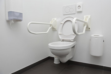 Fototapeta na wymiar WC personnes handicapées avec barres de soutien