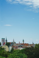 Stadt-Panorama von München mit Frauenkirche und strahlend blauem Himmel
