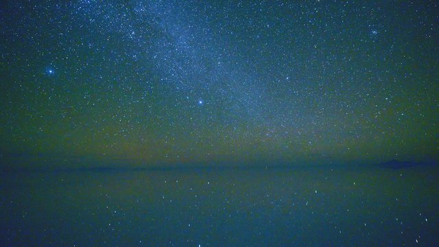満天の星空が美しいウユニ塩湖のタイムラプス