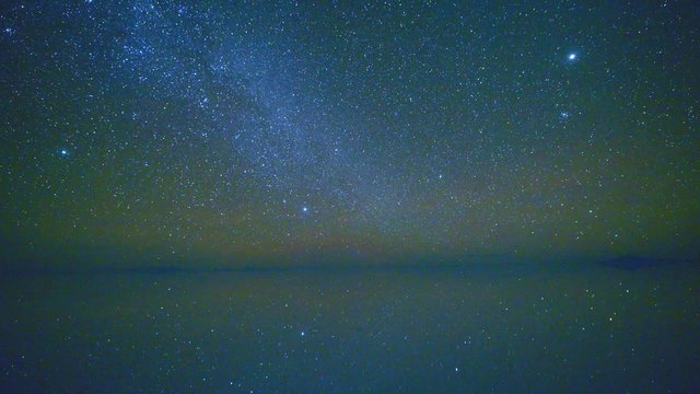 星空が映り込むウユニ塩湖
