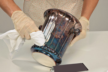 Silbernen Sektk&uuml;hler putzen