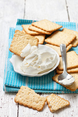  crackers and cream cheese