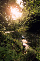 釣りをする子供