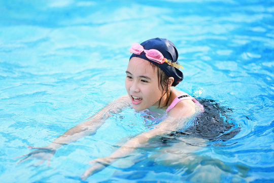 children girl in swimming pool