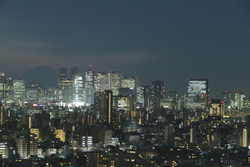 Naklejka premium Wieżowce Fuji i Shinjuku Nocny widok Góra Fuji to sylwetka