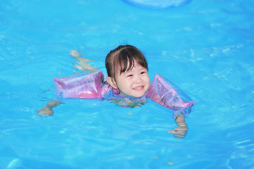 Fototapeta na wymiar Happy little girl in the pool