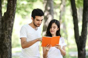 man and girl friends, reading note