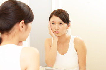 肌荒れが気になる女性