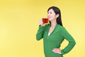 紅茶を飲み寛ぐ女性