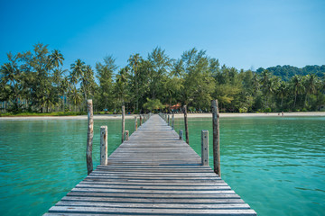Obraz premium Tropical sea and wooden pier, holiday background