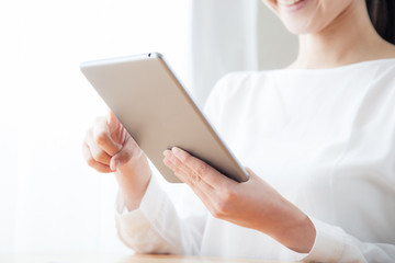 タブレットを持つ女性