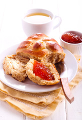 Wholemeal buns with marmalade