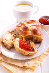 Wholemeal buns with marmalade