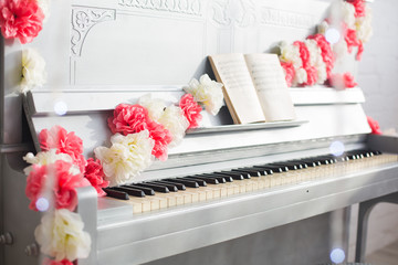 Piano, flowers