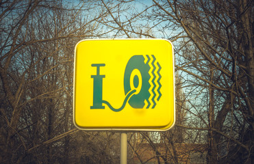 Проверка  давления в колёсах. Знак станции техобслуживания