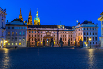 Fototapeta premium Wgląd nocy Zamek Praski i Plac Hradczany w Pradze, Republika Czeska.