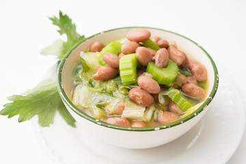 Zuppa di fagioli, sedano e scarola