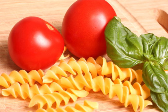 Tomaten, Nudeln und Basilikum