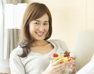 Obraz na płótnie Canvas Asian woman with fruit salad