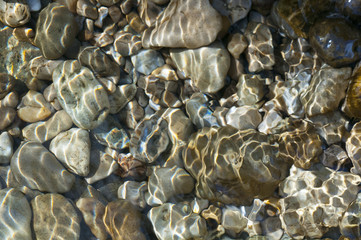 piedras bajo el agua, reflejos