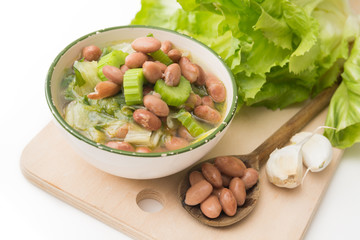 Zuppa di fagioli, sedano e scarola