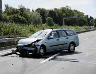 Verkehrsunfall mit Auto - 103327398