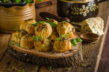 Cheesy bites with blue cheese and pepper