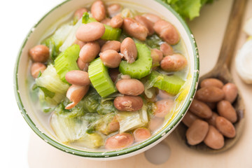 Zuppa di fagioli, sedano e scarola