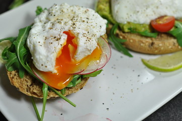 Pochiertes Ei mit Avocado auf Vollkorngebäck