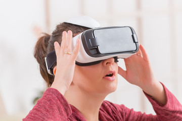 Virtual reality headset