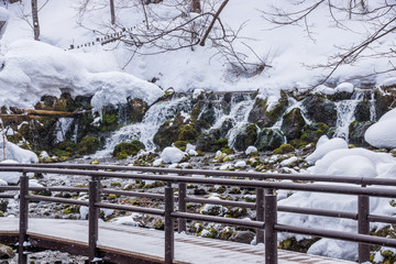 雪融け水が流れる川(京極町ふきだし公園)