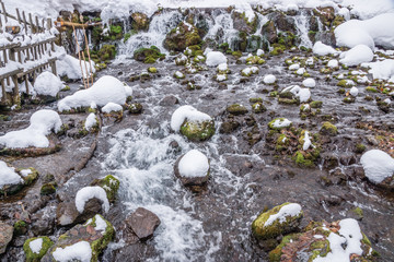 雪融け水が流れる川(京極町ふきだし公園)