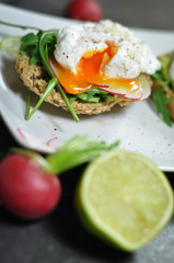 Pochiertes Ei mit Avocado und Radieschen auf Vollkorngebäck