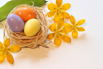 Ostereier, Osternest und schöne Krokusblüten