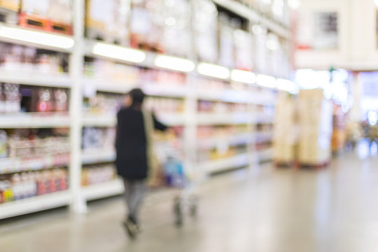 blur background of people shopping in supermarket