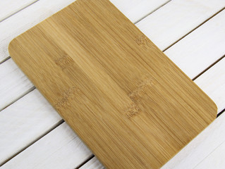 Küchenbrett auf dem Holztisch