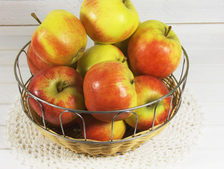 Äpfel auf dem Holztisch