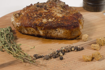 стейк сервированный на доске, стейк сервированный с травами, жареное мясо,розмарин, перец горошком, роскошный стейк