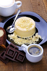 Colazione con budino alla vaniglia mandorlato