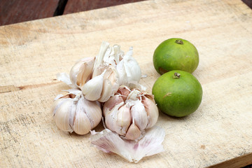 sliced garlic, garlic clove, garlic bulb on chopping block