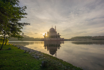 Obraz premium Majestic Sunrise at Putra Mosque, Putrajaya Malaysia