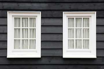 Fototapeta na wymiar Zwei alte weiße Fenster 