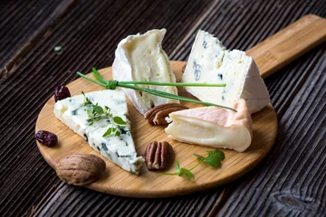 Fototapeten French cheese platter © Daniel Vincek
