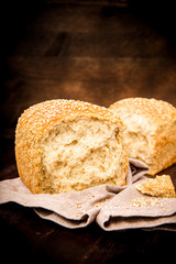 Frisches Weizenbrot mit Sesam