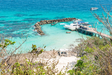 Fototapeta na wymiar port and speed boat with clear blue sea, coral reef and white sand on island in Thland, top view from viewpoint