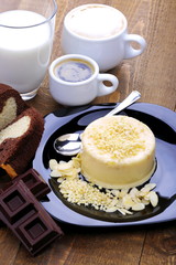 Colazione con budino alla vaniglia mandorlato