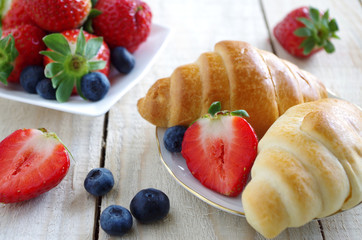 sommerliches Frühstück mit Milchhörnchen und Beerenobst