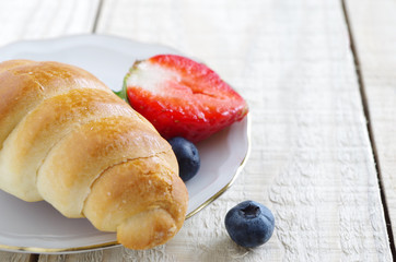 sommerliches Frühstück mit Milchhörnchen und Beerenobst