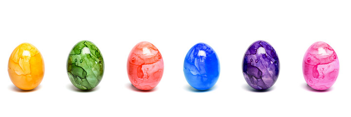 Bunte Eier mit weißen Hintergrund