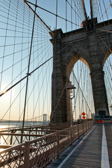Fototapeta premium Manhattan Bridge z Brooklyn Bridge o zachodzie słońca